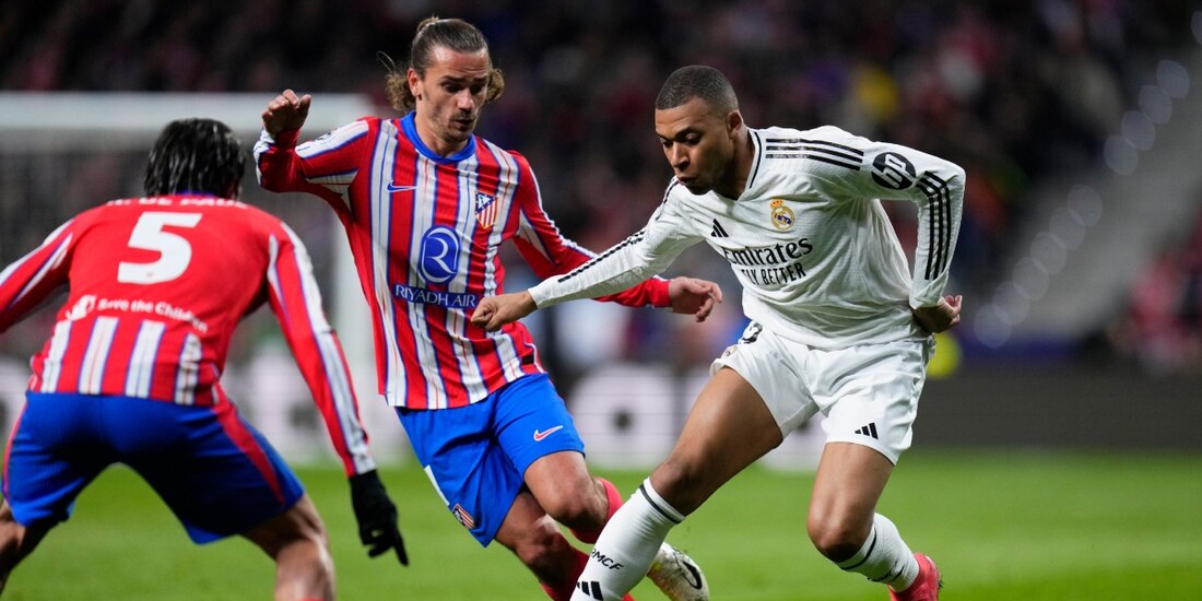 Kylian Mbappé conduce el balón ante la marca de Antoine Griezmann en la vuelta de octavos de Champions League entre Atlético y Real Madrid.