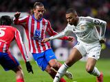 Kylian Mbappé conduce el balón ante la marca de Antoine Griezmann en la vuelta de octavos de Champions League entre Atlético y Real Madrid.