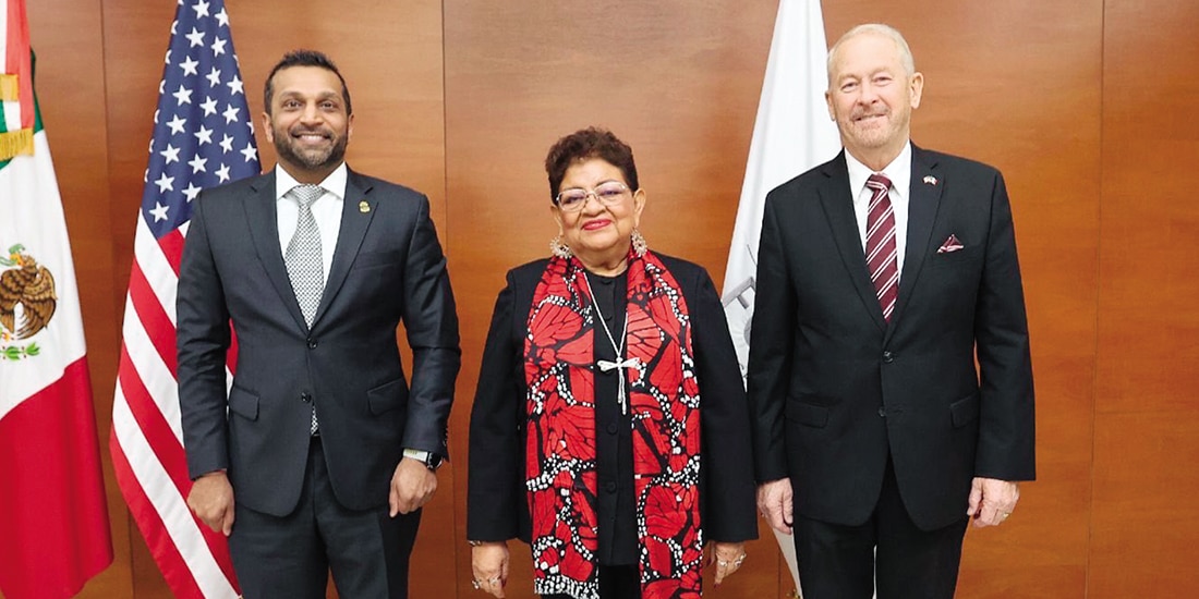 Ernestina Godoy se reúne con el director del FBI (izq.) y el embajador de EU en México, el 22 de enero.