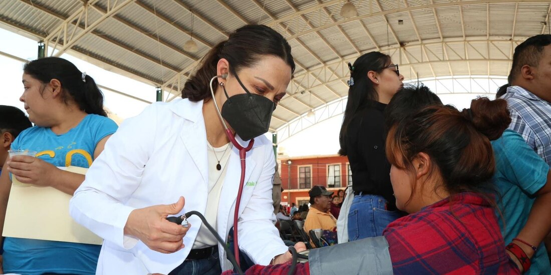Ferias de la Salud del DIF Estatal ofrecen atención médica y recursos esenciales a comunidades potosinas necesitadas.