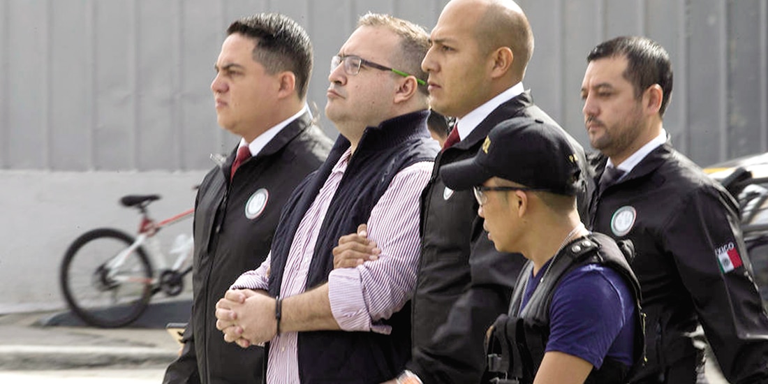 El exmandatario es escoltado por policías de Guatemala, en julio de 2017.