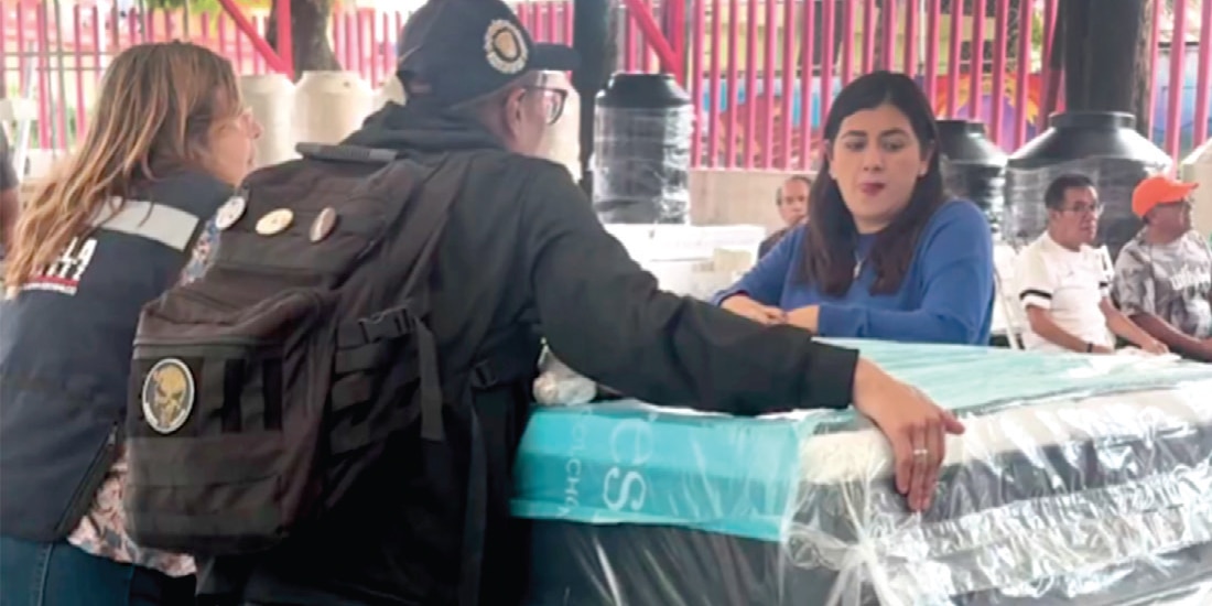 LA DIPUTADA Daniela Álvarez durante una venta de distintos artículos para el hogar.