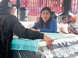 LA DIPUTADA Daniela Álvarez durante una venta de distintos artículos para el hogar.