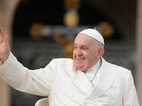 El papa Francisco sonríe mientras saluda a los fieles al final de su audiencia semanal, en la Plaza de San Pedro, en el Vaticano, el 22 de noviembre de 2023.