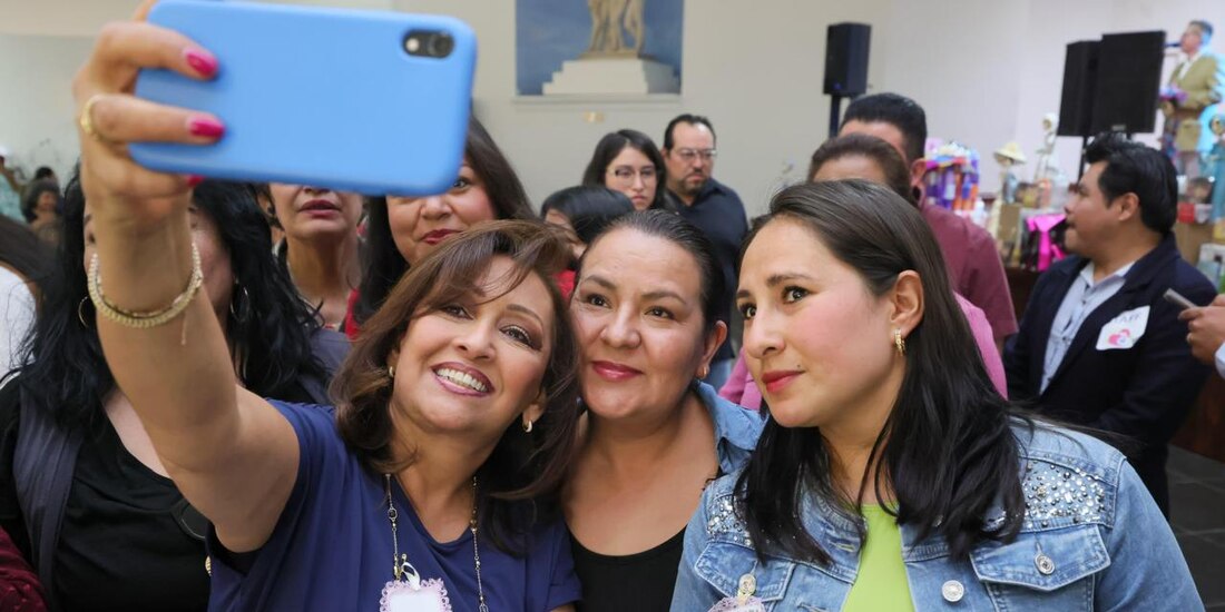 Lorena Cuéllar, gobernadora de Tlaxcala, con mujeres emprendedoras.
