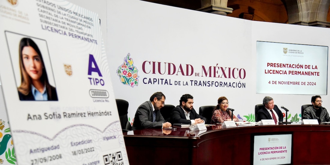 Clara Brugada y parte de su Gabinete al presentar la licencia permanente, ayer.