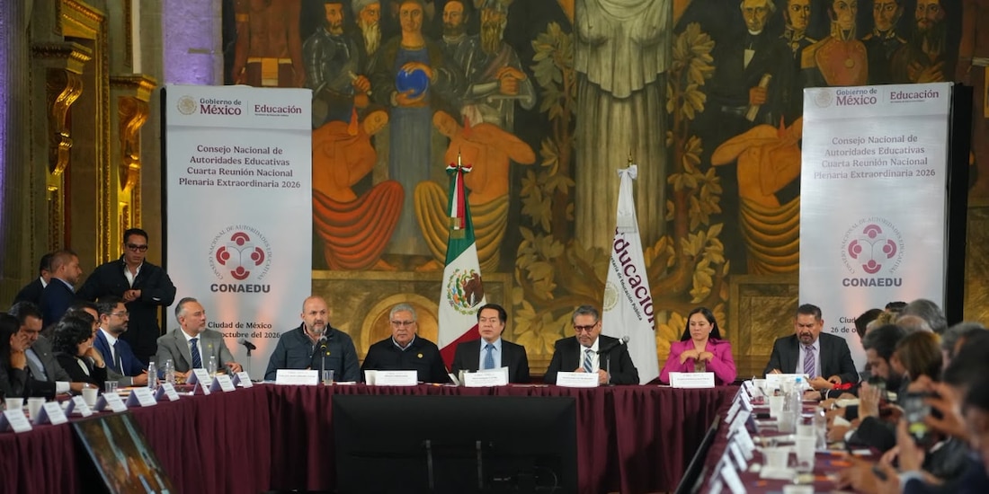 Mario Delgado Carrillo, titular de la SEP (centro), durante la presentación de los nuevos lineamientos sobre dispositivos móviles.