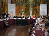 Mario Delgado Carrillo, titular de la SEP (centro), durante la presentación de los nuevos lineamientos sobre dispositivos móviles.