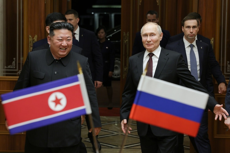 Kim Jong-Un (izq.) y Vladimir Putin, durante su reunión en Norcorea en 2024