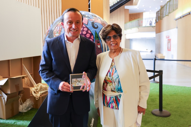 Mikel Arriola junto a Maru Trelles en la presentación del libro.