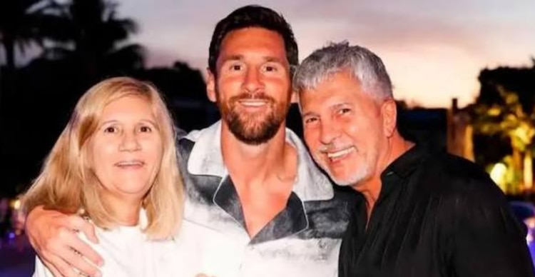 Lionel Messi junto a sus padres