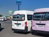 Vehículos de transporte público del Estado de México, ayer en la caravana.