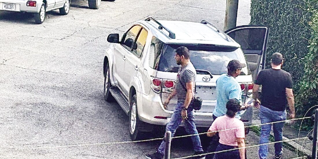 La disidente María Corina Machado comparte la imagen de cuatro sospechosos, afuera de su casa, ayer.