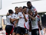 Raúl Jiménez celebra un gol con sus compañeros en el duelo Fulham vs Newcastle