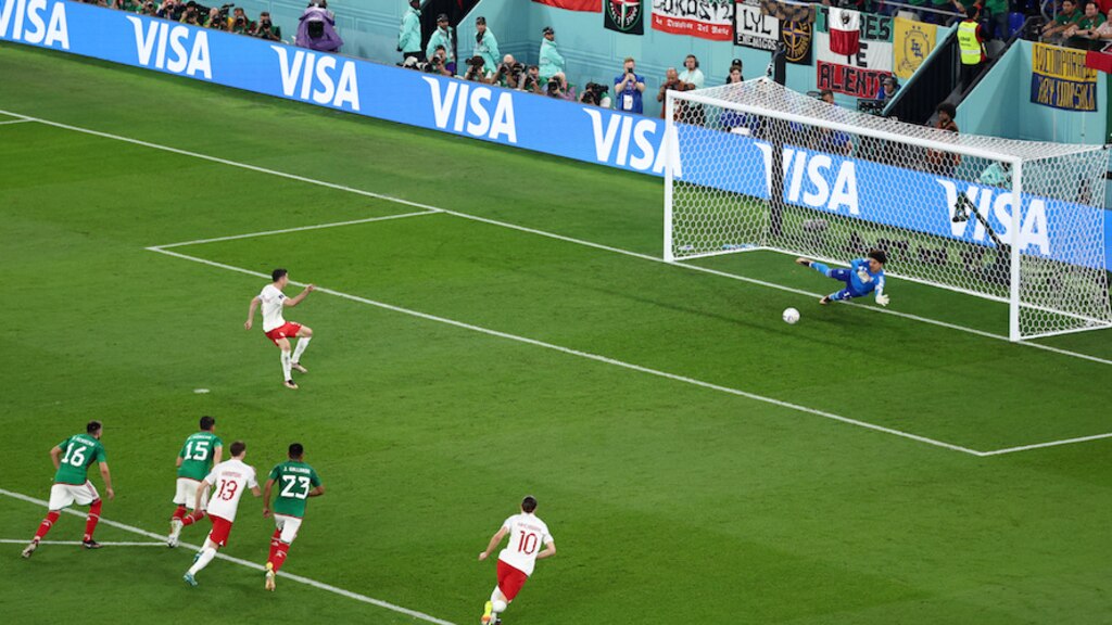 Memo Ochoa ataja el cobro de Robert Lewandowski, ayer, en el Estadio 974.
