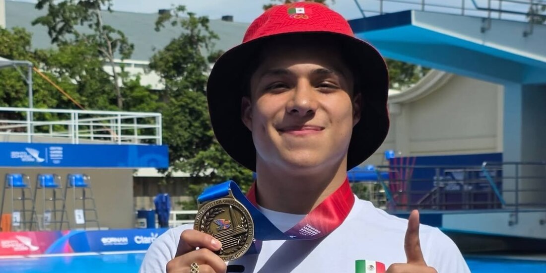 Osmar Olvera con una de las medallas que ganó en los Juegos Centroamericanos y del Caribe 2026