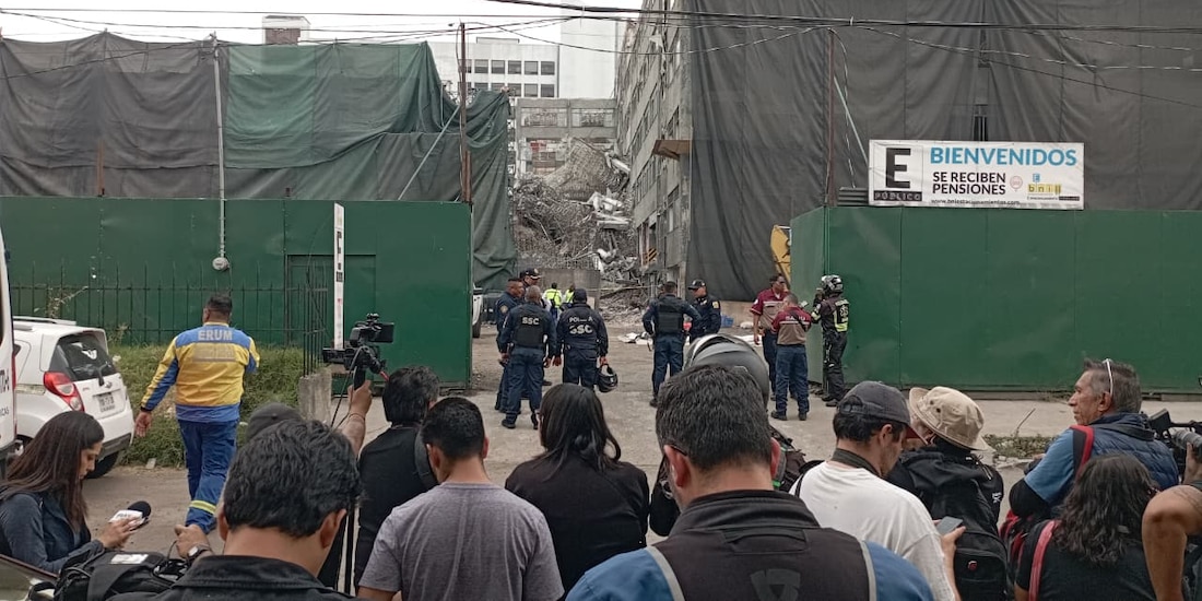 Colapsa edificio sobre la calzada San Antonio Abad, en la alcaldía Cuauhtémoc.