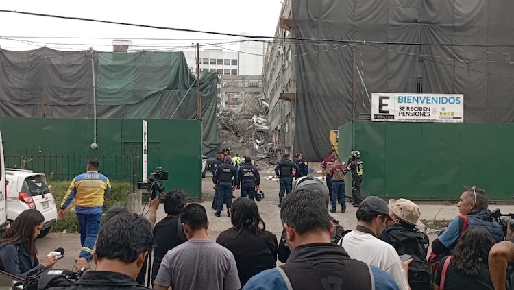 Colapsa edificio sobre la calzada San Antonio Abad, en la alcaldía Cuauhtémoc.