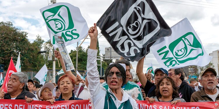 Trabajadores del Seguro Social se manifestaron, ayer, por el aumento salarial.