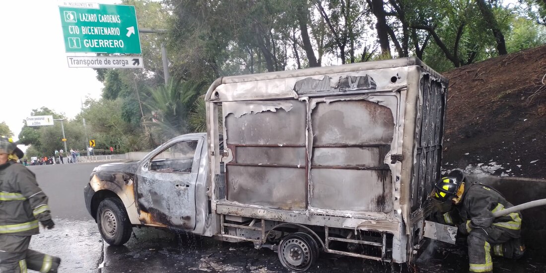 Se incendia camioneta en Insurgentes Norte.