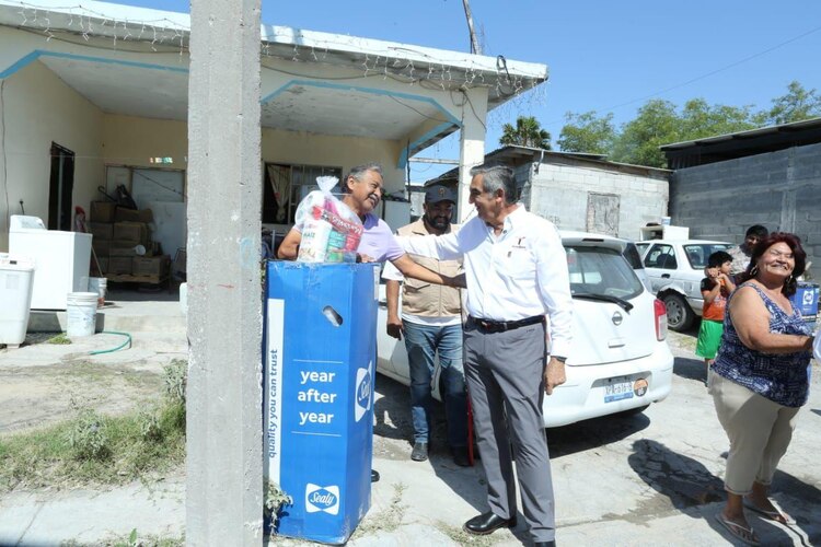 Américo Villarreal entregó directamente apoyos a familias afectadas en Reynosa.