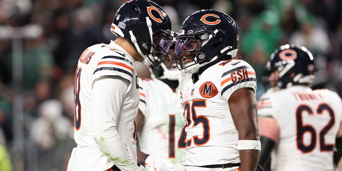 Caleb Williams y Kyle Monangai festejan un touchdown de Bears en la victoria sobre Eagles en el Black Friday de la NFL.