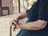 La abuelita fue al médico para que le quitaran el dolor abdominal.