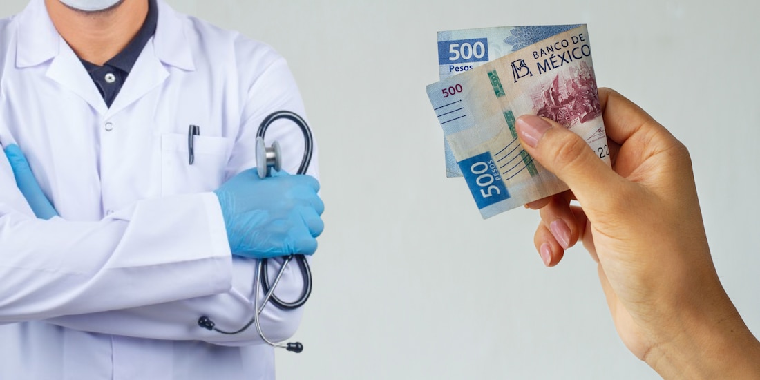 Salario en México: Esto gana mensualmente un médico en 2024.
