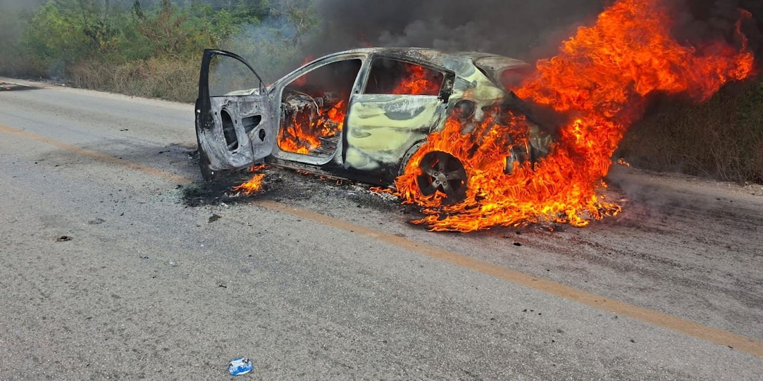 Tres autos fueron incendiados en la carretera Cancún-Mérida