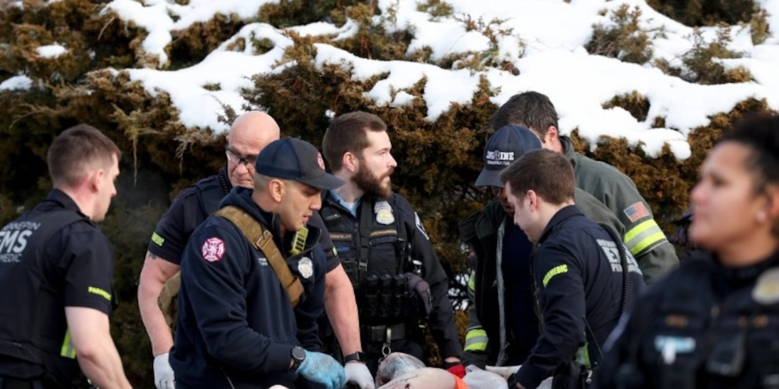 Médicos de emergencia atienden a una mujer que recibió un disparo de un agente del Servicio de Inmigración y Control de Aduanas en Minneapolis ayer.