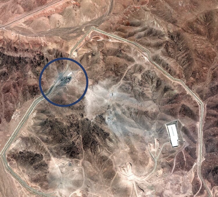 Vista satelital muestra la planta de enriquecimiento de combustible de Fordow, en Irán, junto con los daños causados por recientes ataques aéreos, ayer.