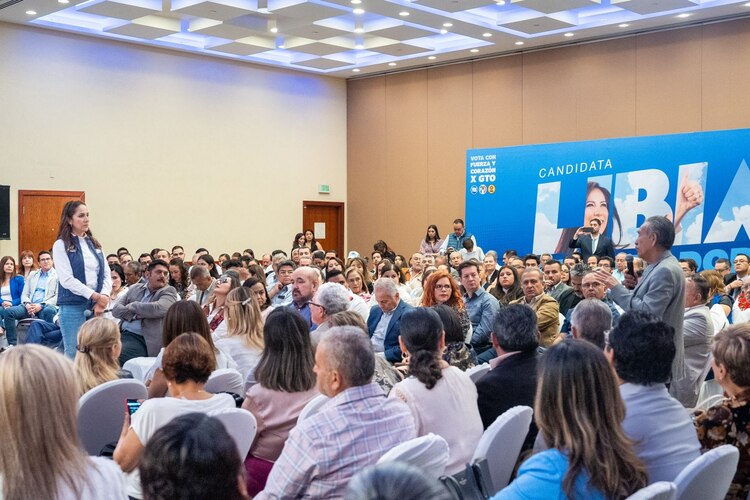 Libia Dennise García Muñoz Ledo se reunió con 17 Colegios de profesionistas del COPREG