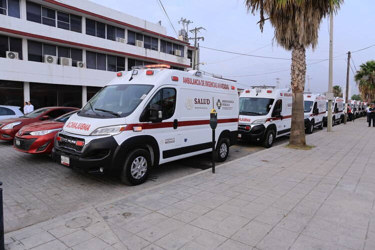El secretario de Salud, Vicente Joel Hernández Navarro, destacó los avances en el modelo IMSS-Bienestar durante la entrega de las ambulancias.