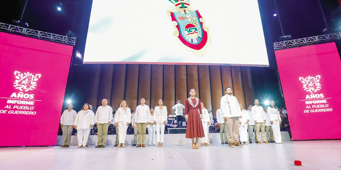 Evelyn Salgado, gobernadora de Guerrero, al rendir su 4.o Informe, ayer, con los 21 secretarios de Estado local.