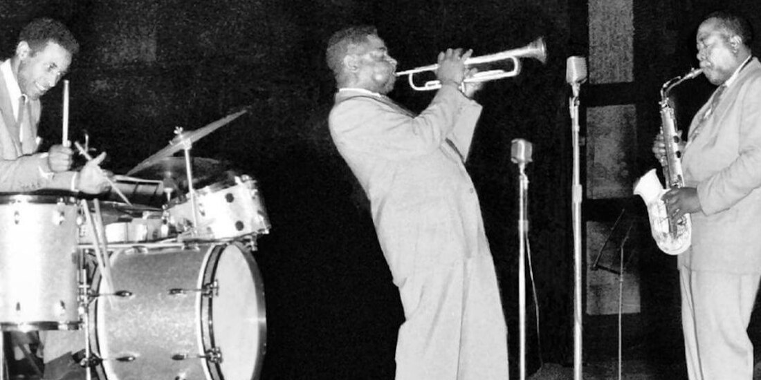 Max Roach, Dizzy Gillespie y Charlie Parker en Massey Hall, 1953.