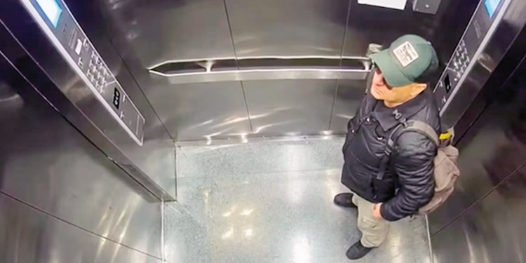 17:24 hrs. Diego Sebastián “N”, presunto asesino, sube hacia al departamento 4 del penthouse (PH) 1 en elevador.