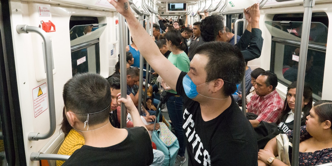 Dos hombres de origen asiático viajan en el Metro capitalino, en imagen de archivo.