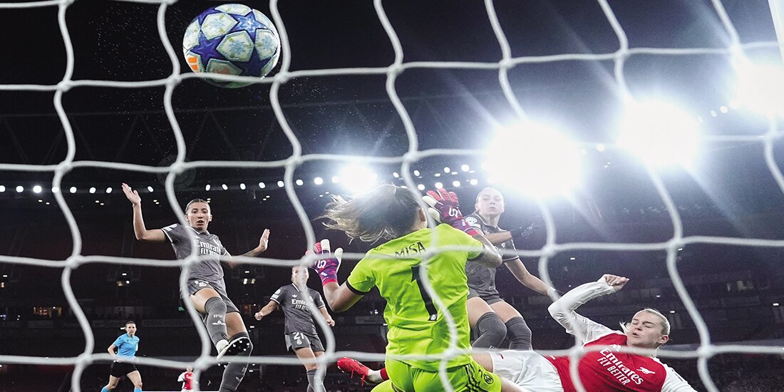 El momento exacto en el que el Arsenal hizo uno de sus goles, ayer.