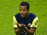 Giovani dos Santos durante un juego con el América en la Liga MX.
