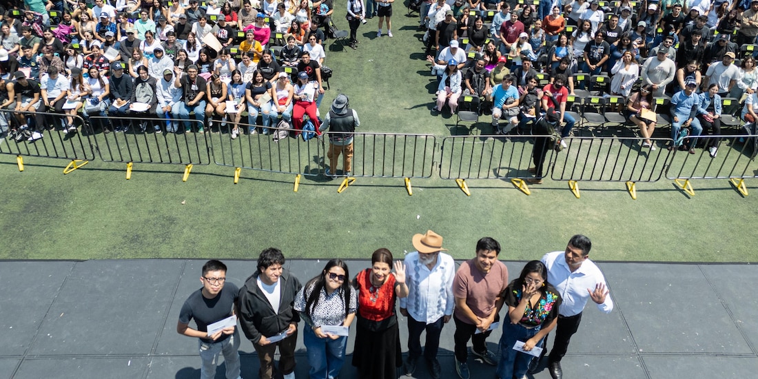 La Jefa de Gobierno, Clara Brugada, encabeza la entrega de apoyos en la Utopía Mixiuhca.