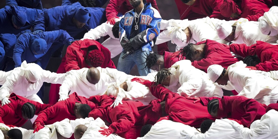 Kendrick Lamar, rodeado de sus bailarines, ayer en Nueva Orleans.