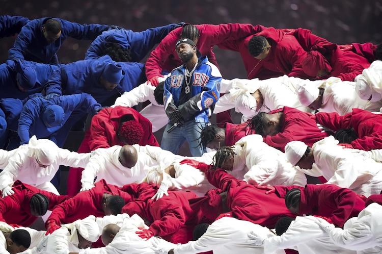 Kendrick Lamar, rodeado de sus bailarines, ayer en Nueva Orleans.
