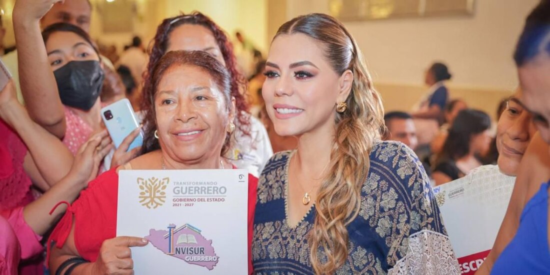 Evelyn Salgado entrega títulos de propiedad de vivienda a 500 familias de Acapulco.