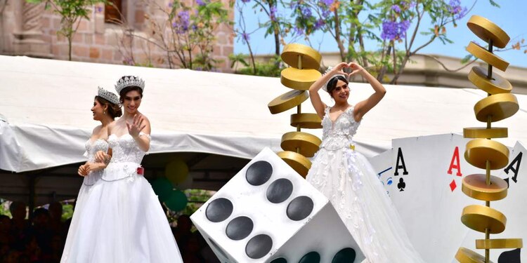 El Desfile de Primavera enmarca el día principal de la Feria Nacional de San Marcos y en su edición 195 tuvo por nombre “La Gigante de México”.