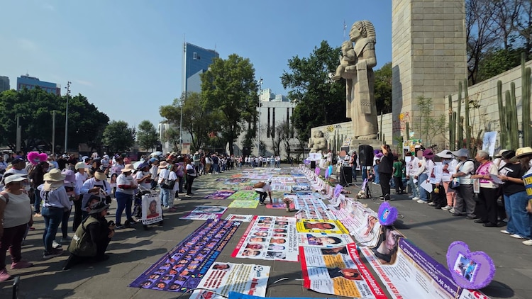 Concentración de buscadoras en el Monumento a la Madre, en CDMX.