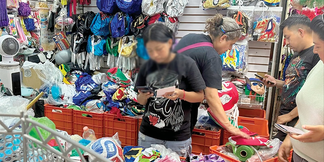 UNA JOVEN despacha en un local de máscaras, ayer, en el Mercado de Sonora.