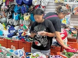 UNA JOVEN despacha en un local de máscaras, ayer, en el Mercado de Sonora.