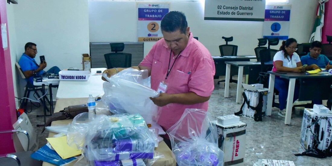 Funcionarios de las juntas distritales 02 y 04 del INE en Acapulco realizan el conteo de boletas del Proceso Electoral del Poder Judicial Federal el pasado 1 de junio