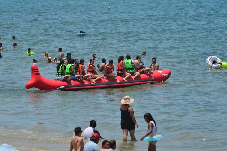 Turistas nacionales y extranjeros disfrutan de la playas de Guerrero estas vacaciones de verano.