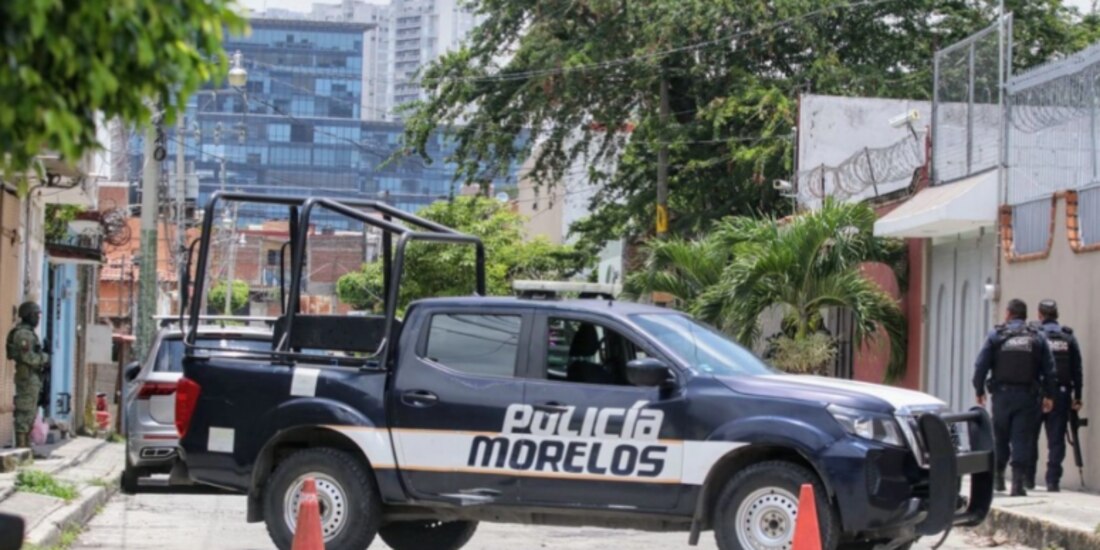 Policías custodian el lugar en el que, el 29 de junio, fueron asesinadas 3 mujeres, en Tetelcingo.